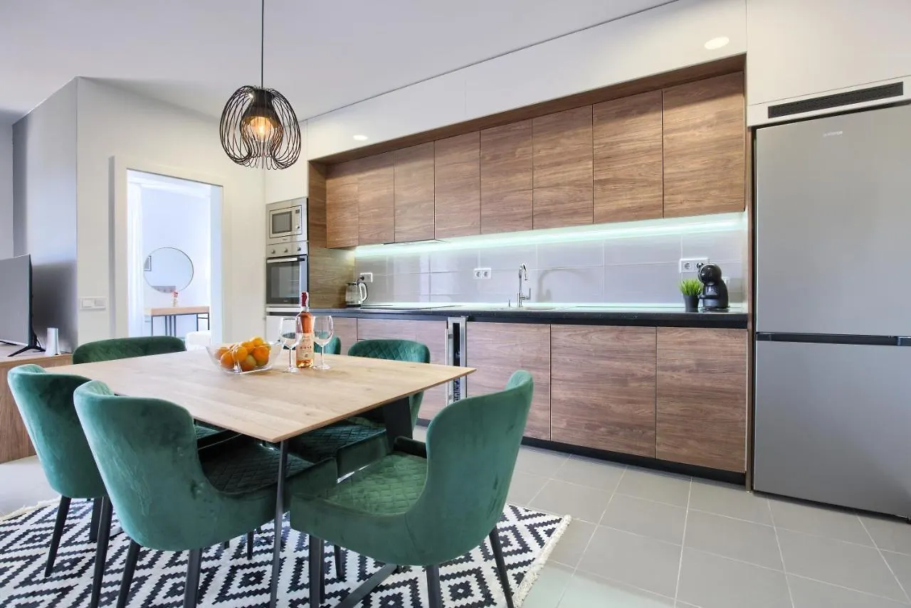 Beautiful Two-Bedroom Seaside Apartment In Premantura