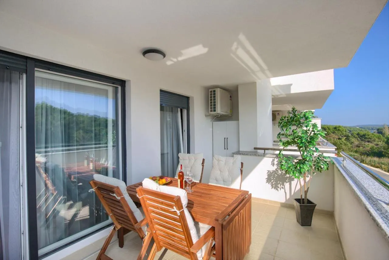 Beautiful Two-Bedroom Seaside Apartment In Premantura