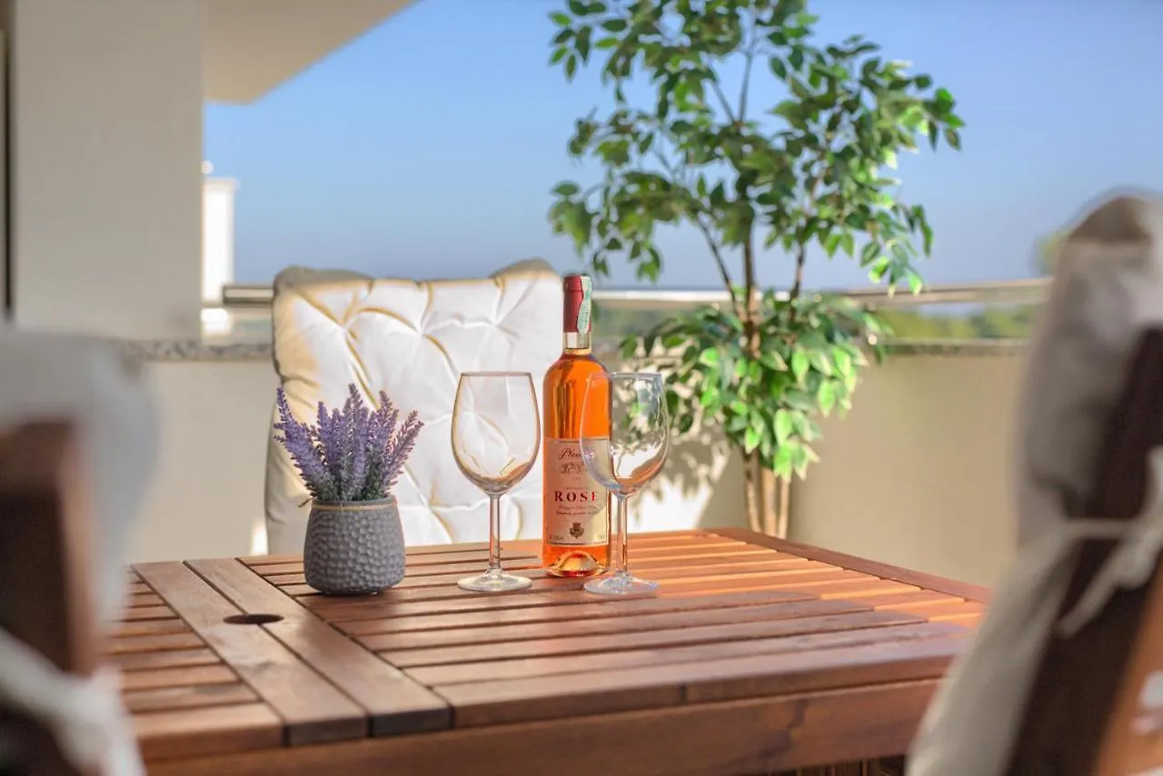 Beautiful Two-Bedroom Seaside Apartment In Premantura