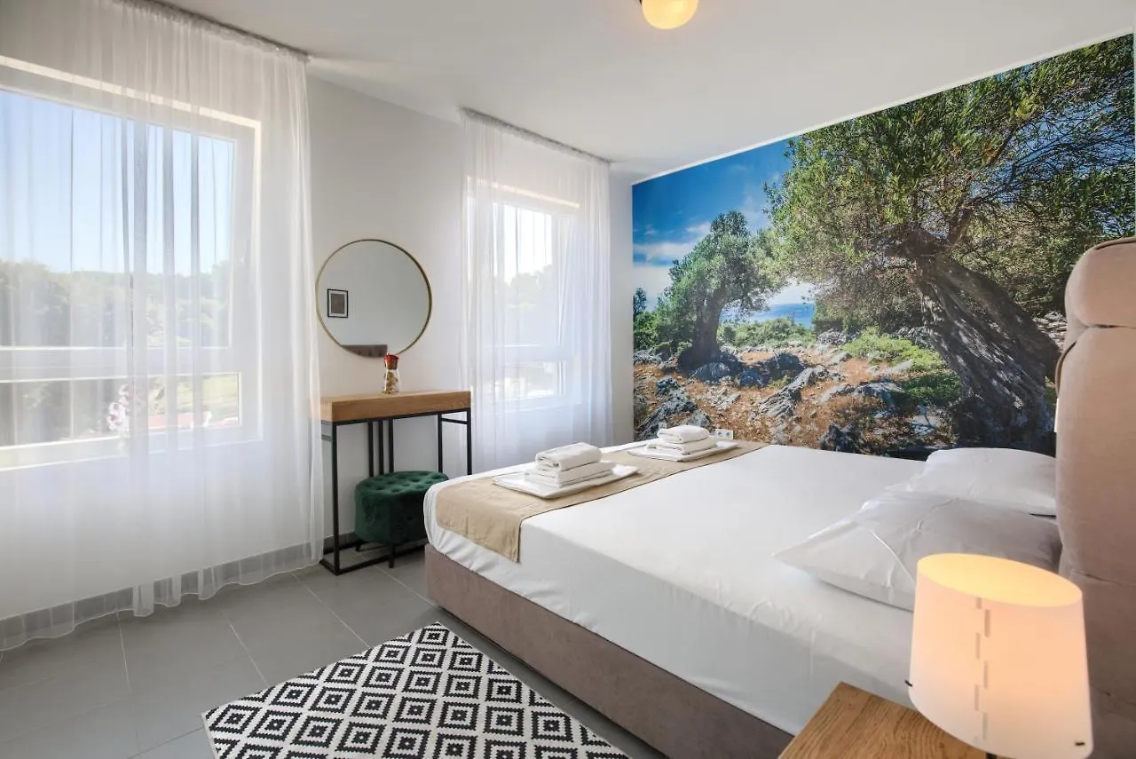 Beautiful Two-Bedroom Seaside Apartment In Premantura