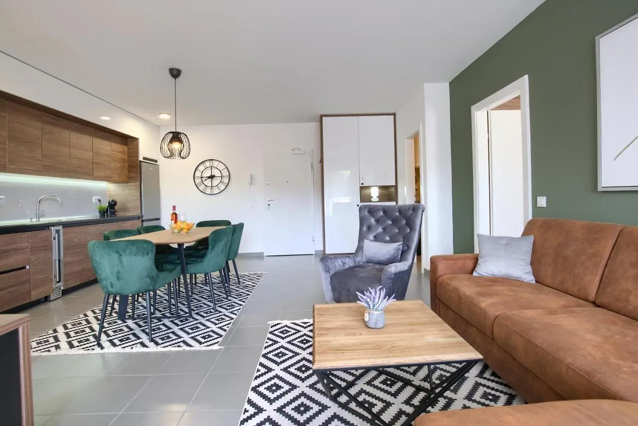 Beautiful Two-Bedroom Seaside Apartment In Premantura