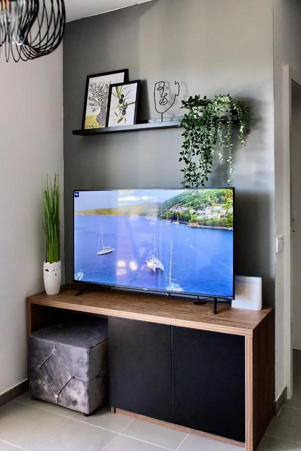 Beautiful Two-Bedroom Seaside Apartment In Premantura