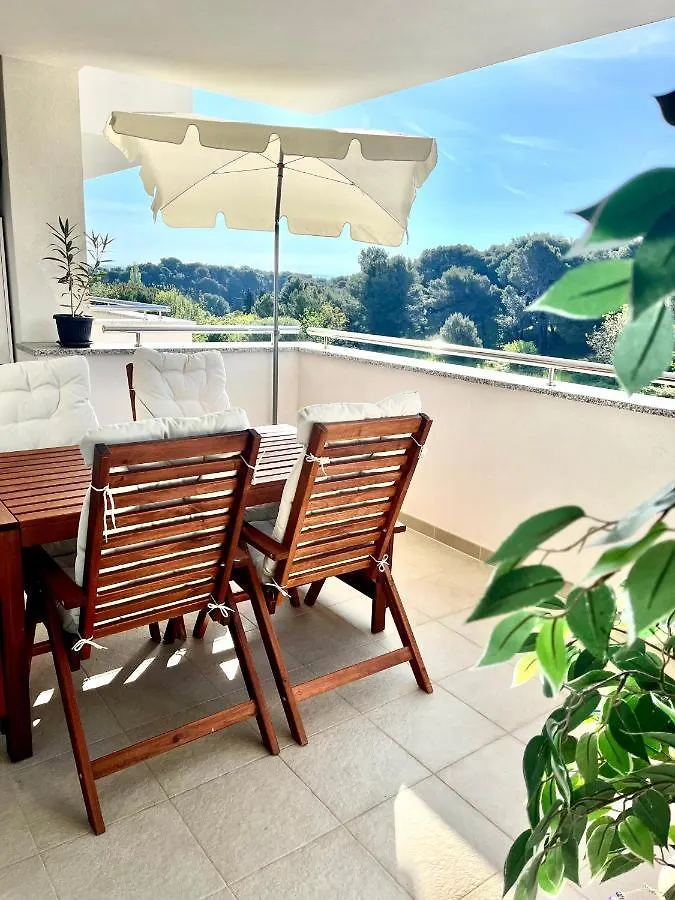 Beautiful Two-Bedroom Seaside Apartment In Premantura
