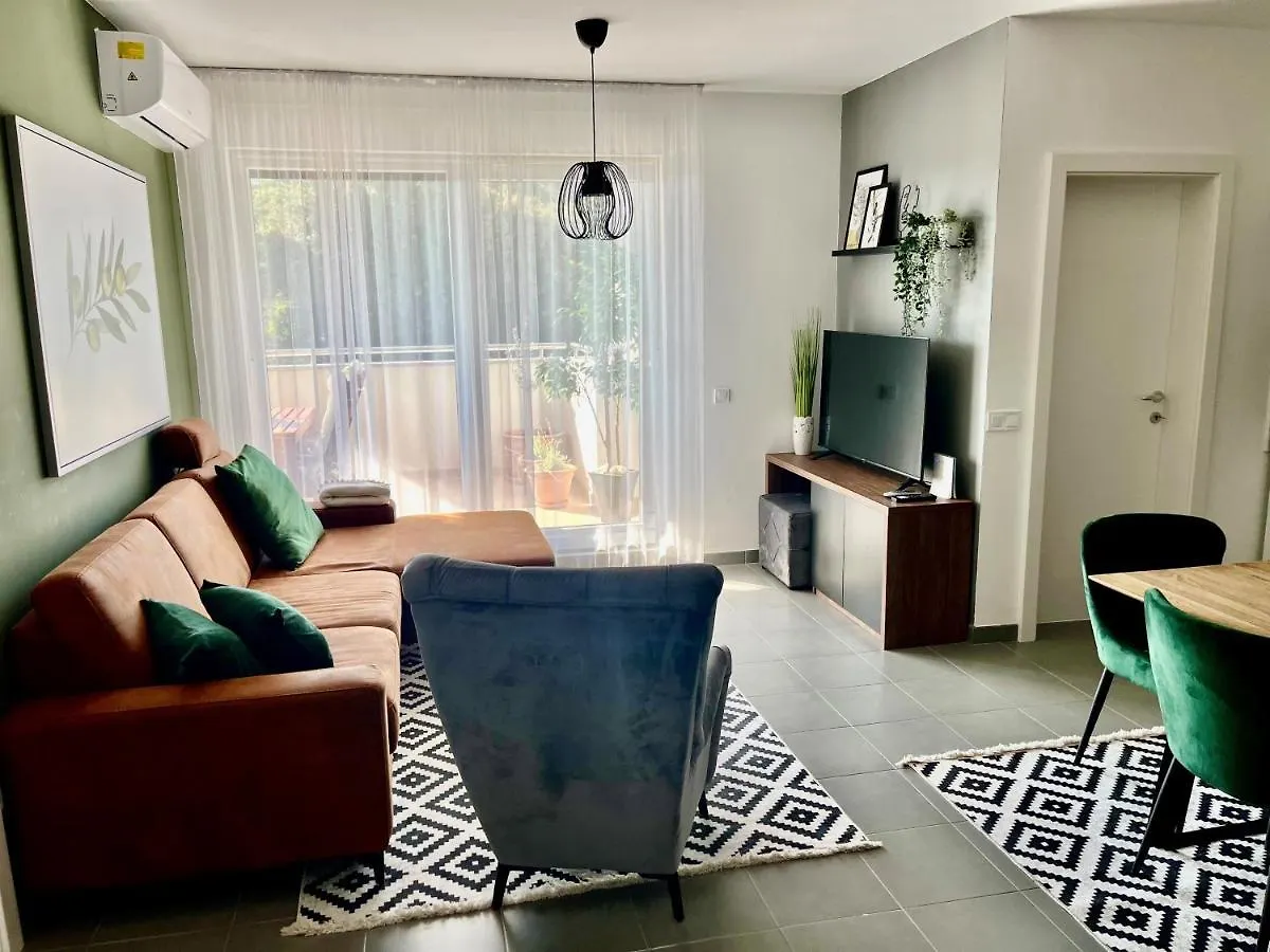Beautiful Two-Bedroom Seaside Apartment In Premantura
